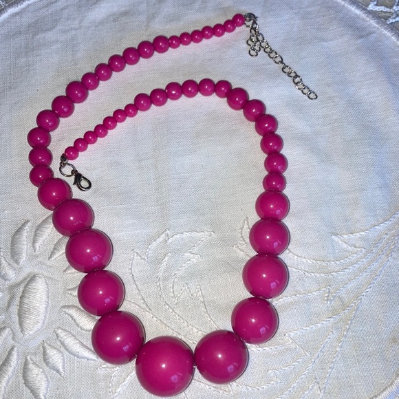 VINTAGE hot pink graduated sizes beads, 18”+2” chain, lobster close $30 - Picture 3 of 6